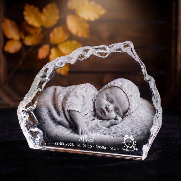 Isbergsformad glasblock i kristallglas med 3D-lasergraverad sovande bebis och födelsedata