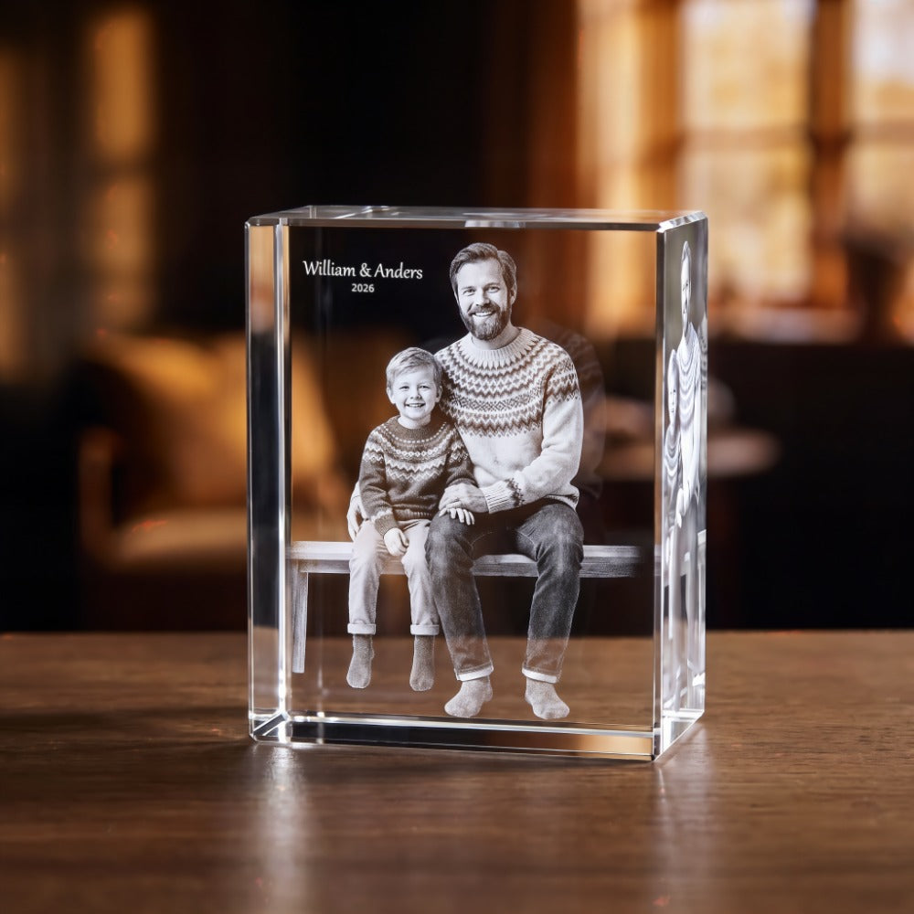 Rektangulær glasblok i krystalglas med 3D-lasergraveret far og søn på en bænk