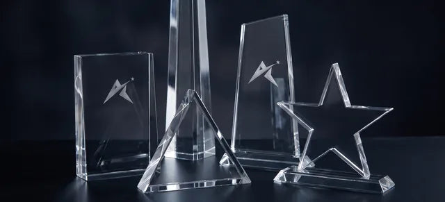Urval av awards i kristallglas: prisma, obelisk, triangel, torn och stjärna