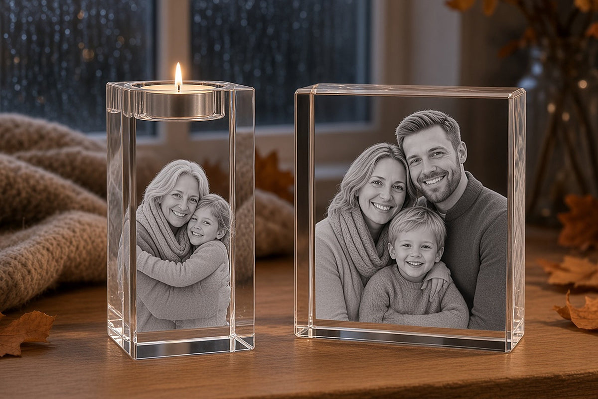 Fyrfadsstage og glasblok i krystalglas med 3D-graveret familiefoto, tændt lys og efterårsblade
