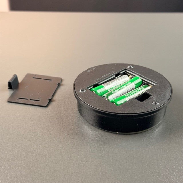 Batterifack med tre batterier i svart rund ljusbas