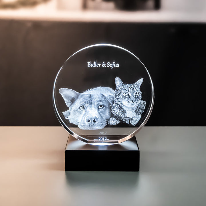 Rund glasblock med graverad hund och katt på lyxljusbas