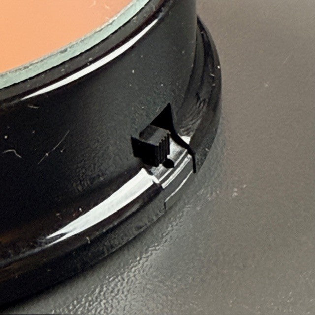 På/av-knapp på svart rund batteriljusbas