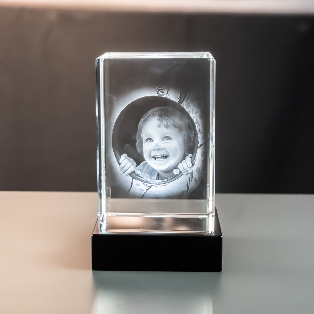 Rektangulär glasblock 8x8x12 cm med graverat barn på lyxljusbas
