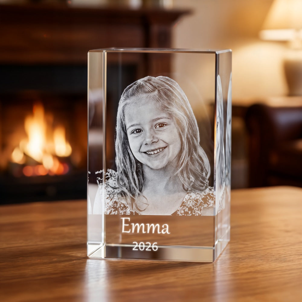 Rektangulär glasblock i kristallglas med 3D-lasergraverat porträtt av flicka och namn