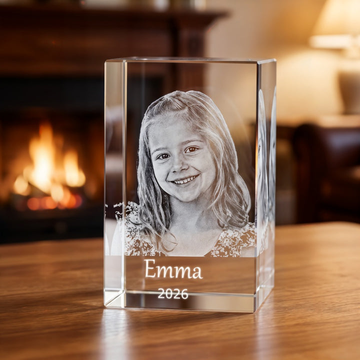 Rektangulär glasblock i kristallglas med 3D-lasergraverat porträtt av flicka och namn