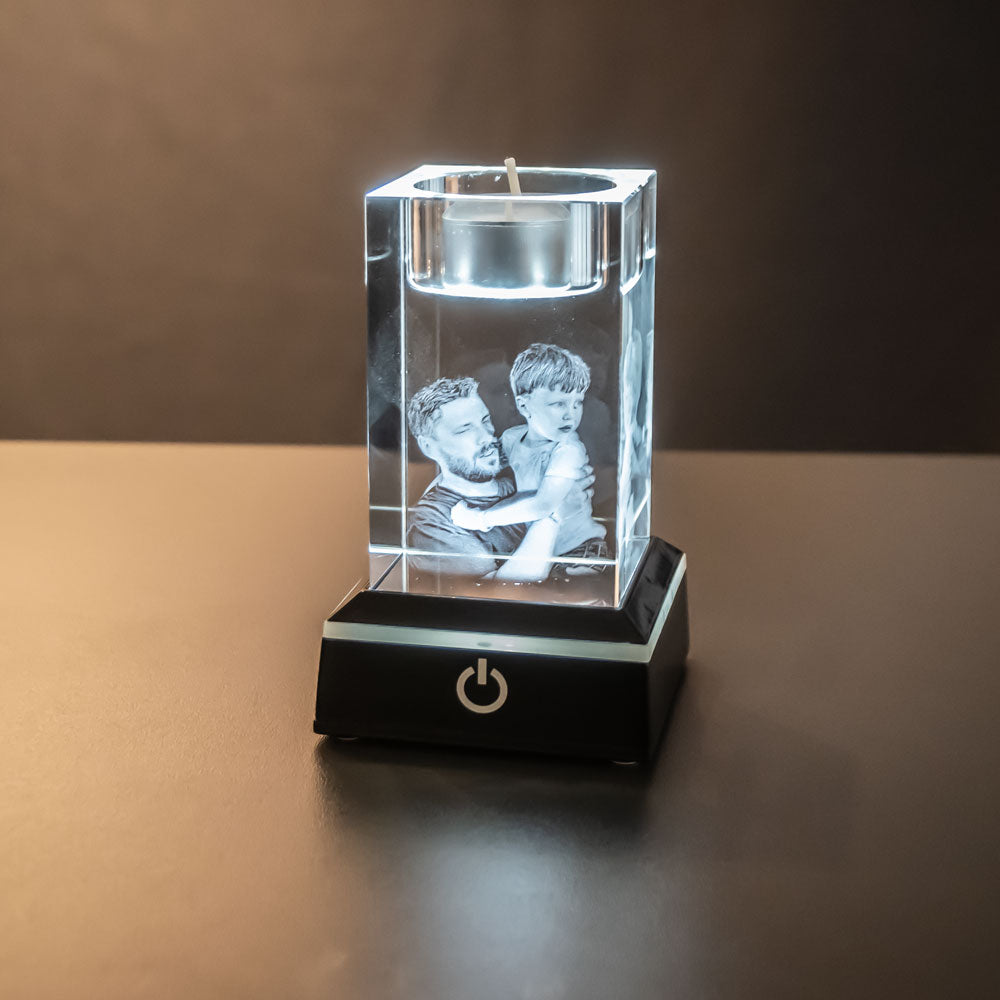 Svart ljusbas med glasblock med graverat foto i vitt ljus