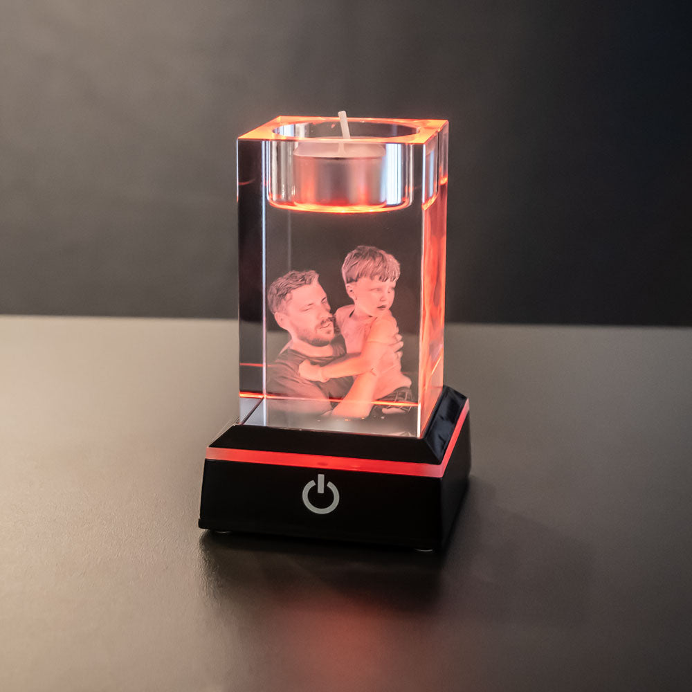 Svart ljusbas med glasblock med graverat foto i rött ljus
