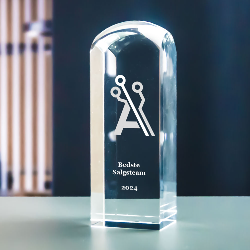 Hög award i kristallglas med rundad topp, lasergraverad logga och text
