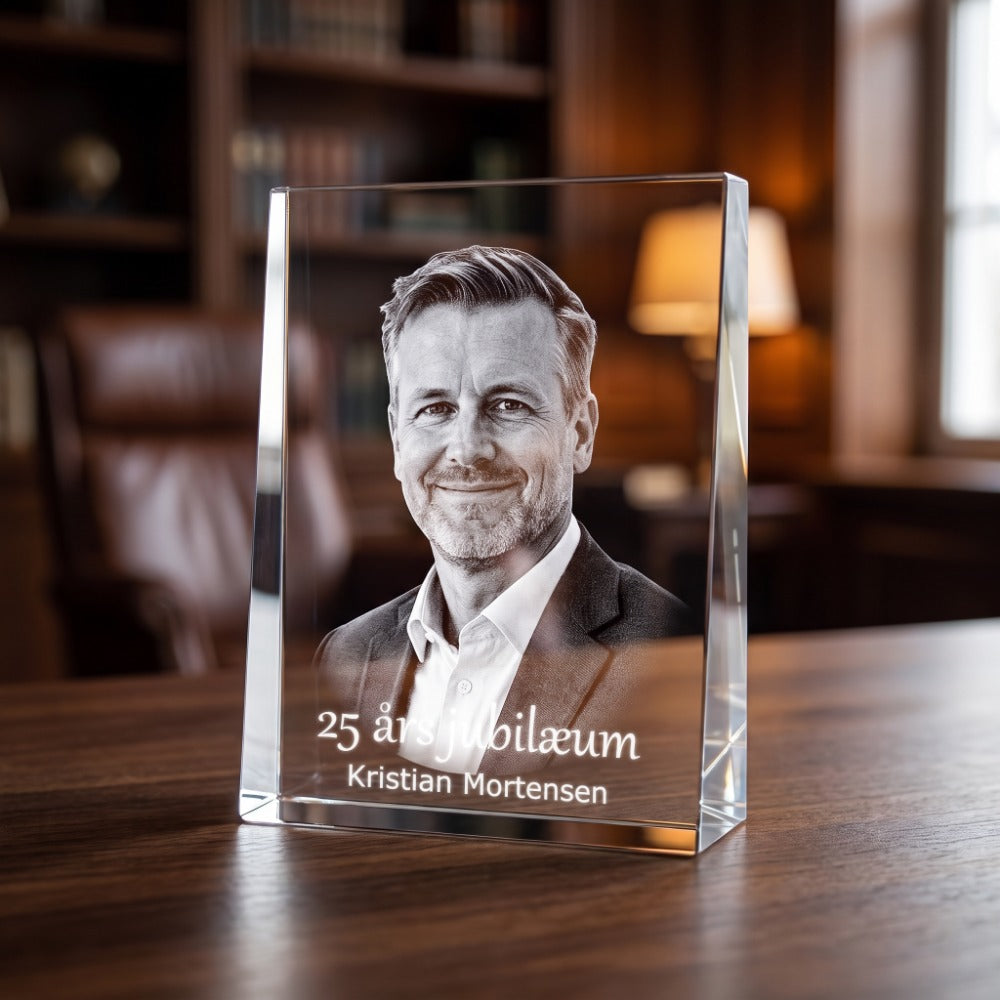 Prism award i kristallglas med 3D-lasergraverat porträtt av man och text till 25-årsjubileum