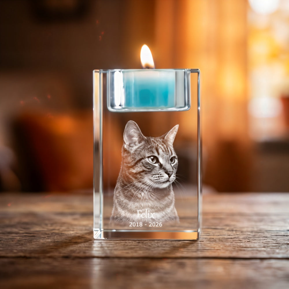Värmeljushållare i kristallglas med 3D-lasergraverad katt, namn och årtal samt tänt blått värmeljus