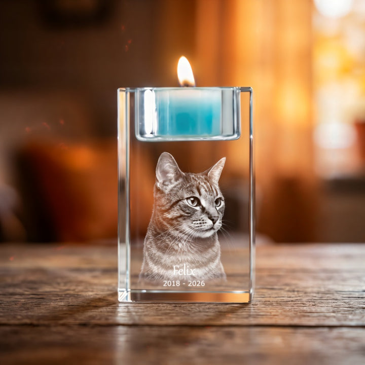 Värmeljushållare i kristallglas med 3D-lasergraverad katt, namn och årtal samt tänt blått värmeljus