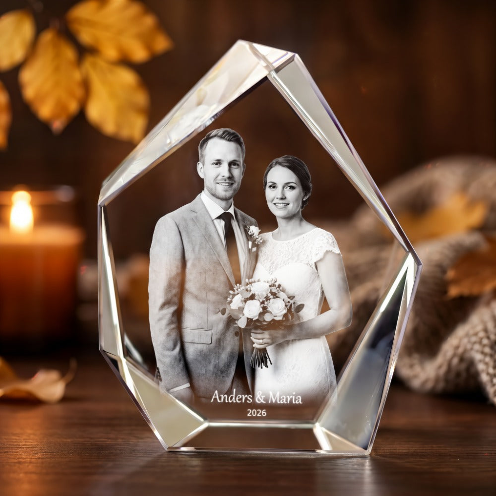 Hög isbergsformad glasblock i kristallglas med 3D-lasergraverat brudpar och text