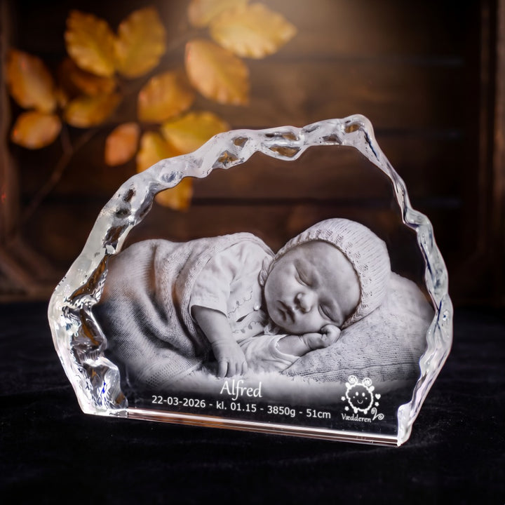 Isbergsformad glasblock i kristallglas med 3D-lasergraverad sovande bebis och födelsedata