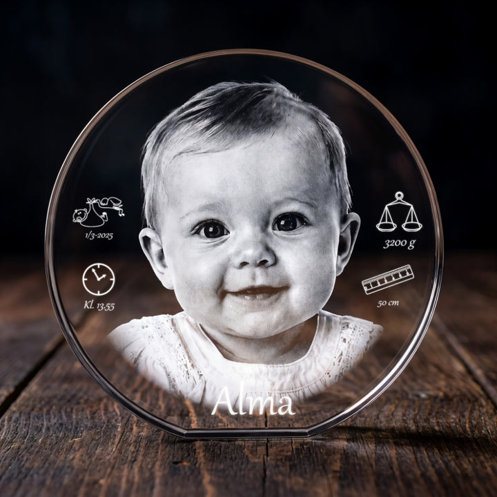 Rund glasblock i kristallglas med 3D-lasergraverad bebis, namn och födelsedata med ikoner