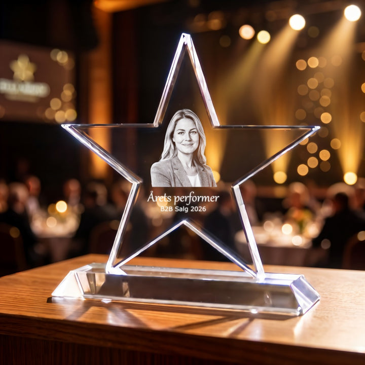 Stjärnformad award i kristallglas med lasergraverat porträtt av kvinna och text om årets performer