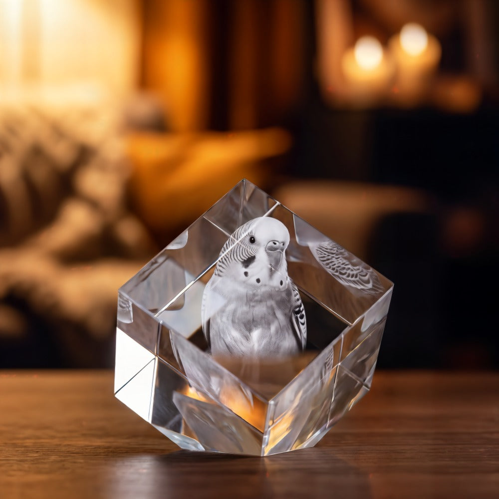 Glaskub med avskuret hörn i kristallglas med 3D-lasergraverad undulat