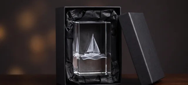 Glasblock med 3D-gravyr förpackat i svart presentask