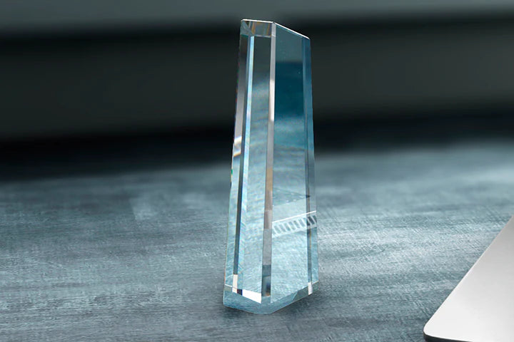 Hög obelisk award i kristallglas sedd från sidan