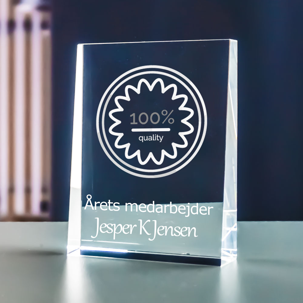 Prism award i kristallglas med 2D-graverad logga och texten Årets medarbetare
