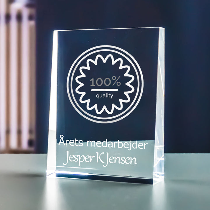 Prism award i kristallglas med 2D-graverad logga och texten Årets medarbetare