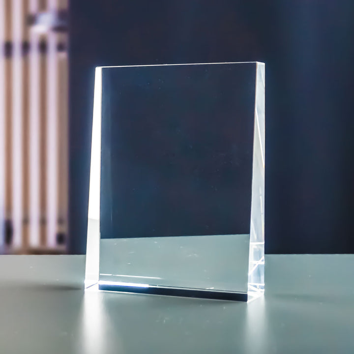 Prism award i klart kristallglas utan gravyr, sedd framifrån