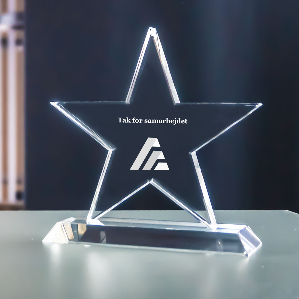 Stjärnformad award i kristallglas med lasergraverad logga och text