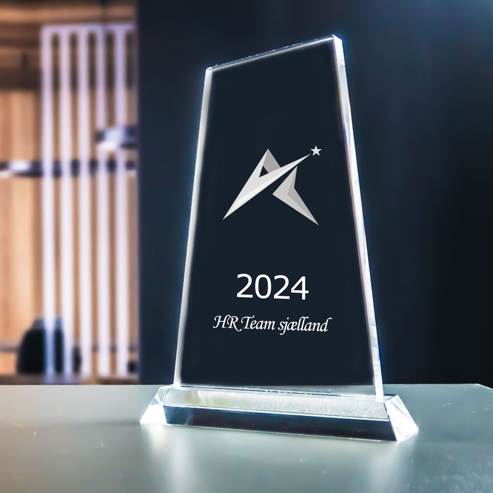 Torn-award i kristallglas med lasergraverad logga, årtal och text