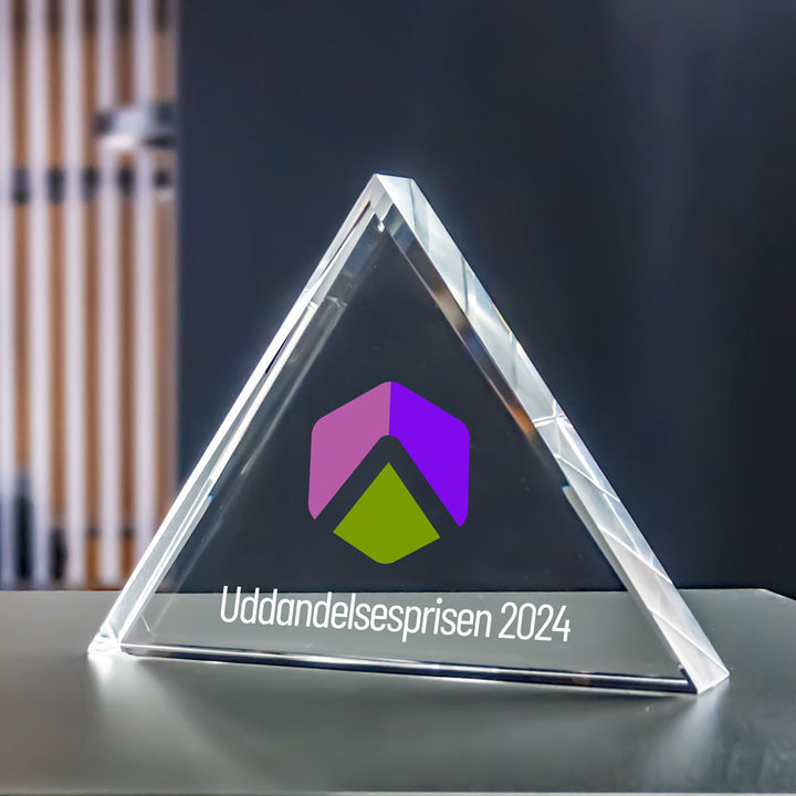 Triangulär award i kristallglas med färgtryckt logga och text