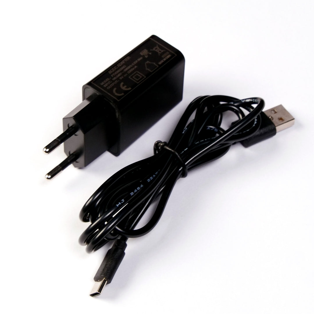 Svart USB-strömadapter med USB-C-kabel till multiljusbas