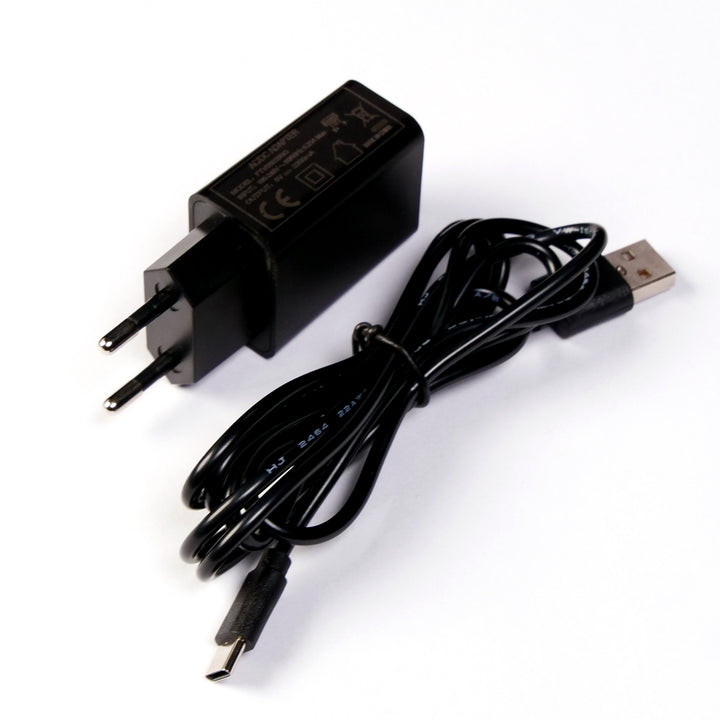 Svart USB-strömadapter med USB-C-kabel till multiljusbas