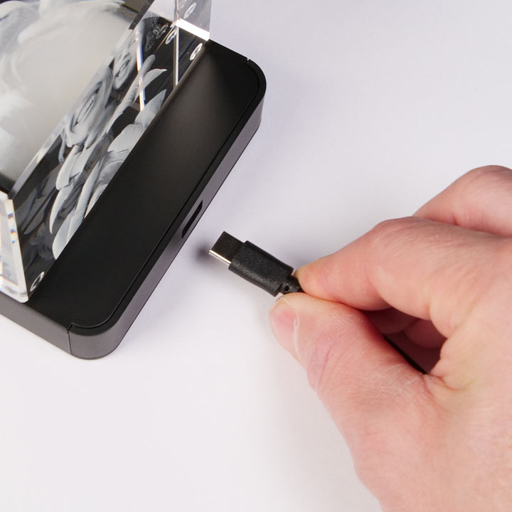 USB-C-kabel ansluts till multiljusbas under ett glasblock