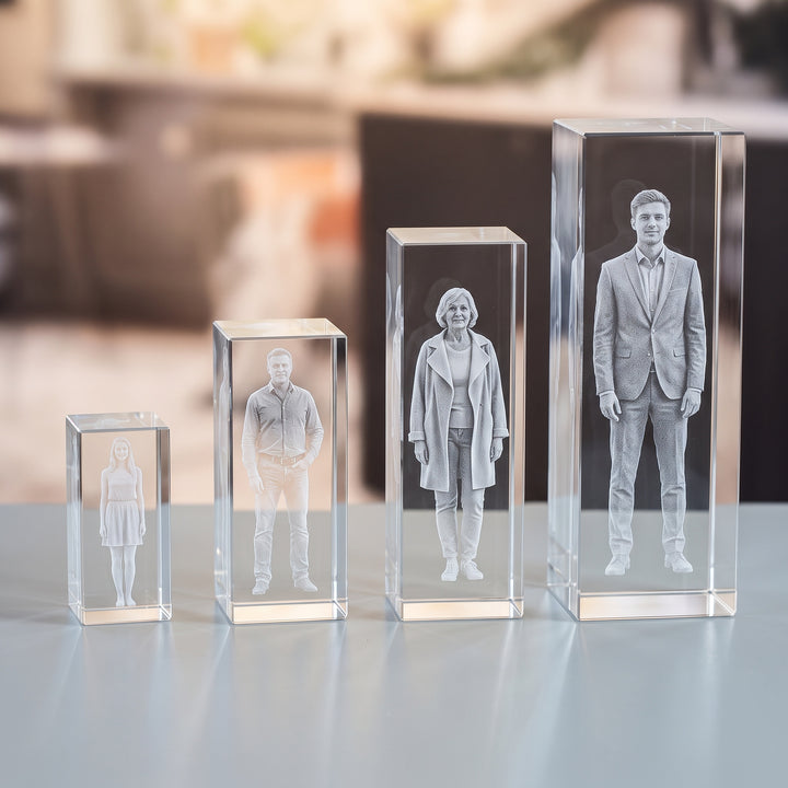 Höga rektangulära glasblock i fyra storlekar med 3D-graverade personer