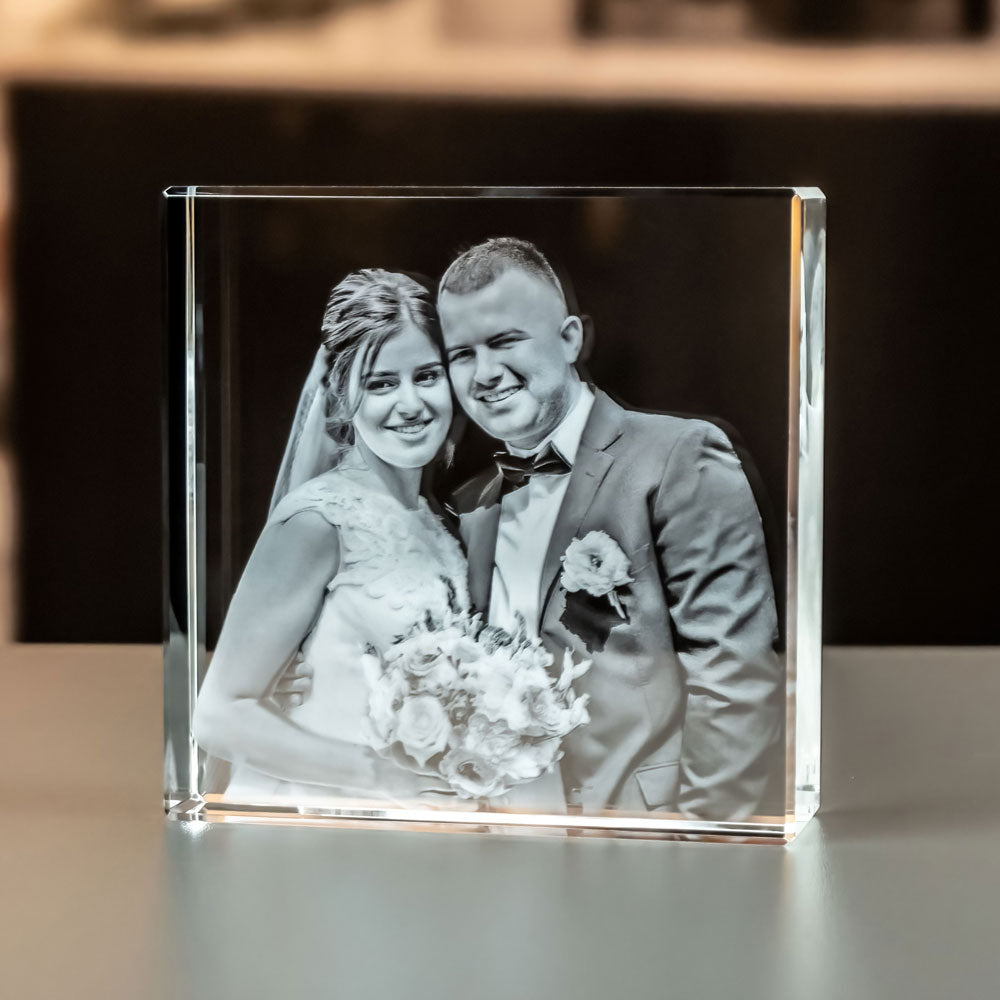 Kvadratisk glasblock 12x12 cm med 3D-lasergraverat brudpar med bukett
