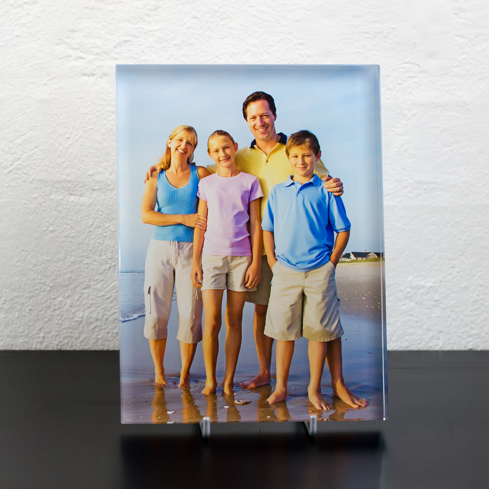 Stående printglas med färgtryck av familj på fyra på stranden