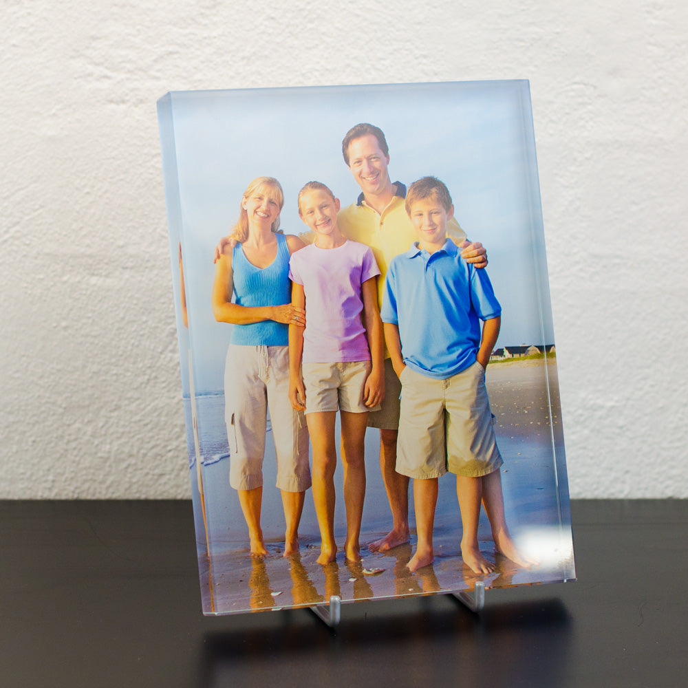 Printglas med familjefoto från stranden sett snett framifrån
