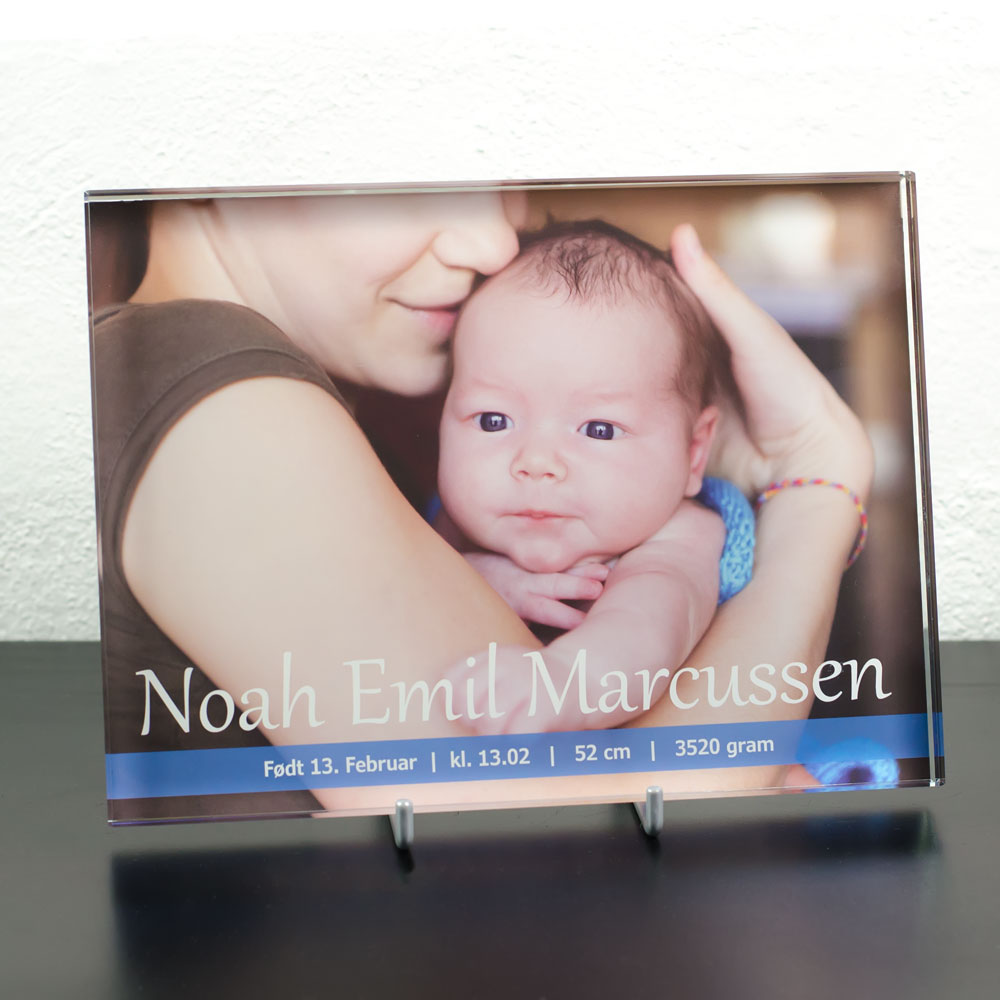 Liggande printglas med färgtryck av mamma och nyfödd bebis med namn och födelsedata