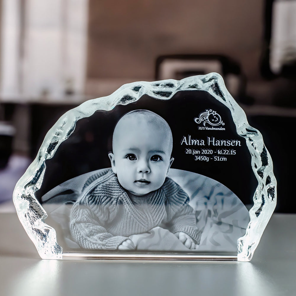 Isbergsformad glasblock 17 cm med 3D-lasergraverad bebis, namn och födelsedata