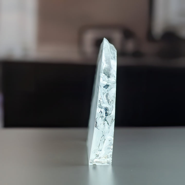 Isbergsformad glasblock sedd från sidan, som visar det tunna djupet på ca 2,5 cm