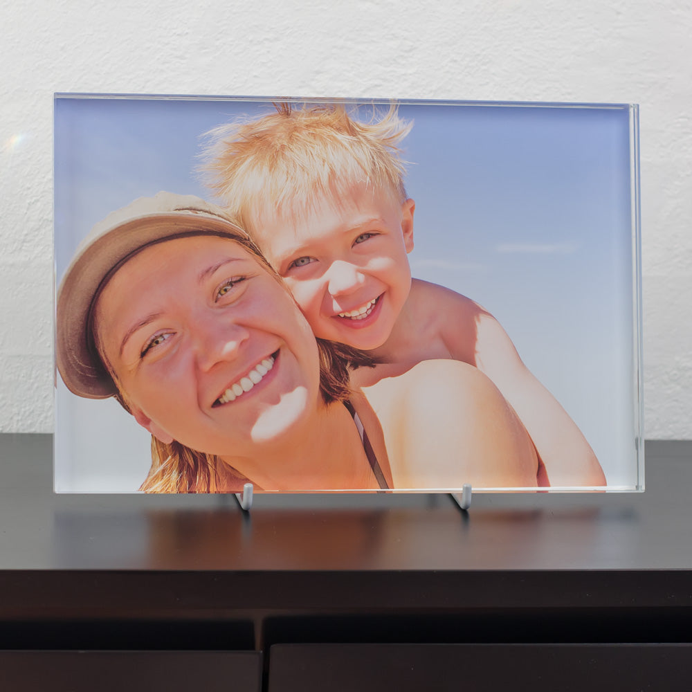 Närbild av printglas 20x30 cm med färgtryck av leende mamma och son