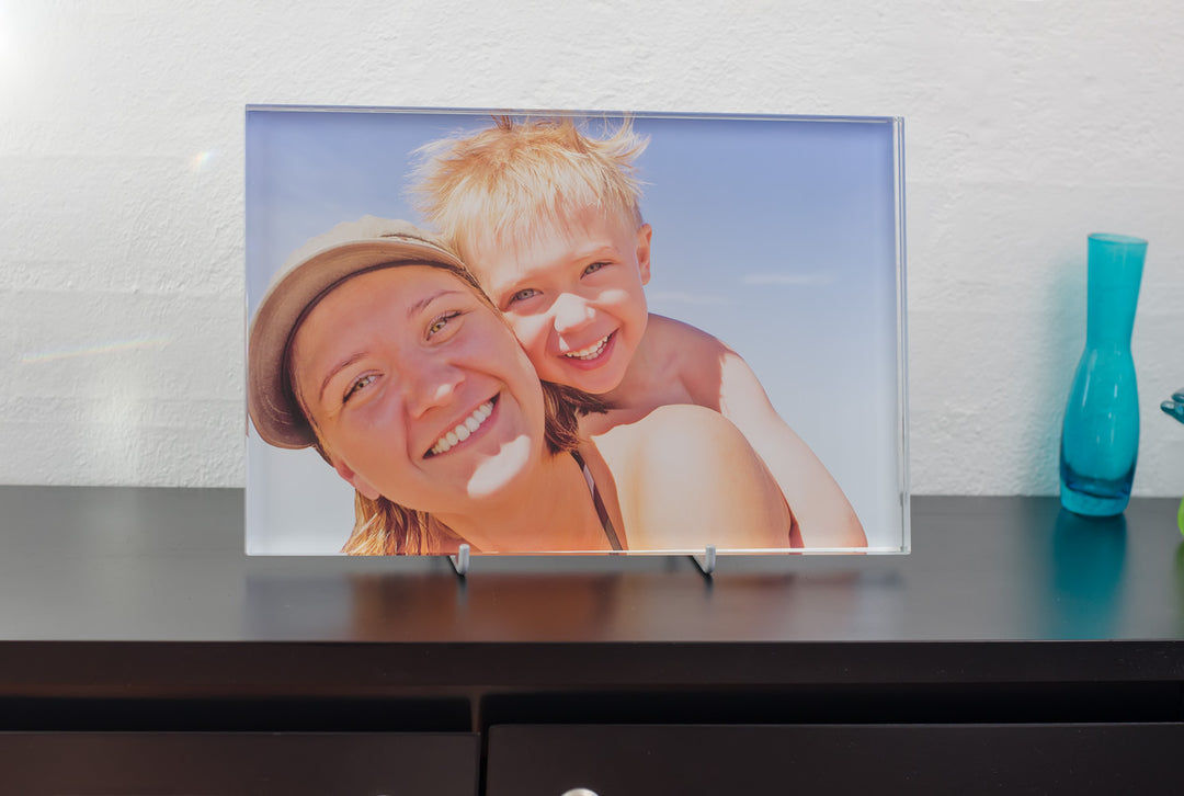 Stort liggande printglas 20x30 cm med färgtryck av mamma och son på en byrå