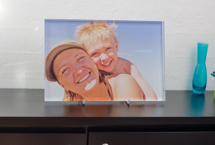 Stort liggande printglas 20x30 cm med färgtryck av mamma och son på en byrå