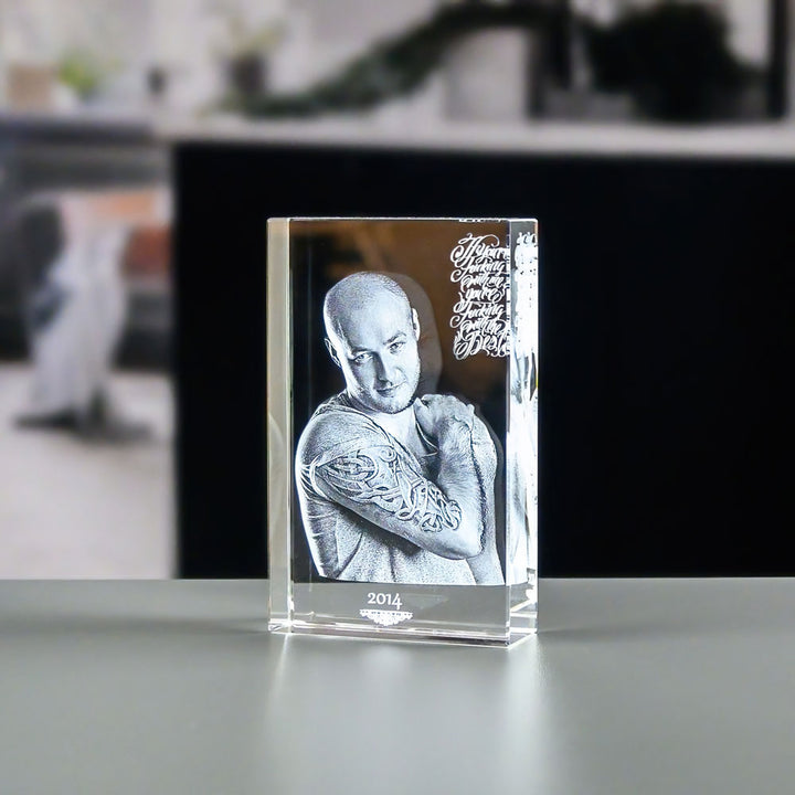 Rektangulär glasblock 3x8x13 cm med 3D-lasergraverat porträtt av man med tatueringar