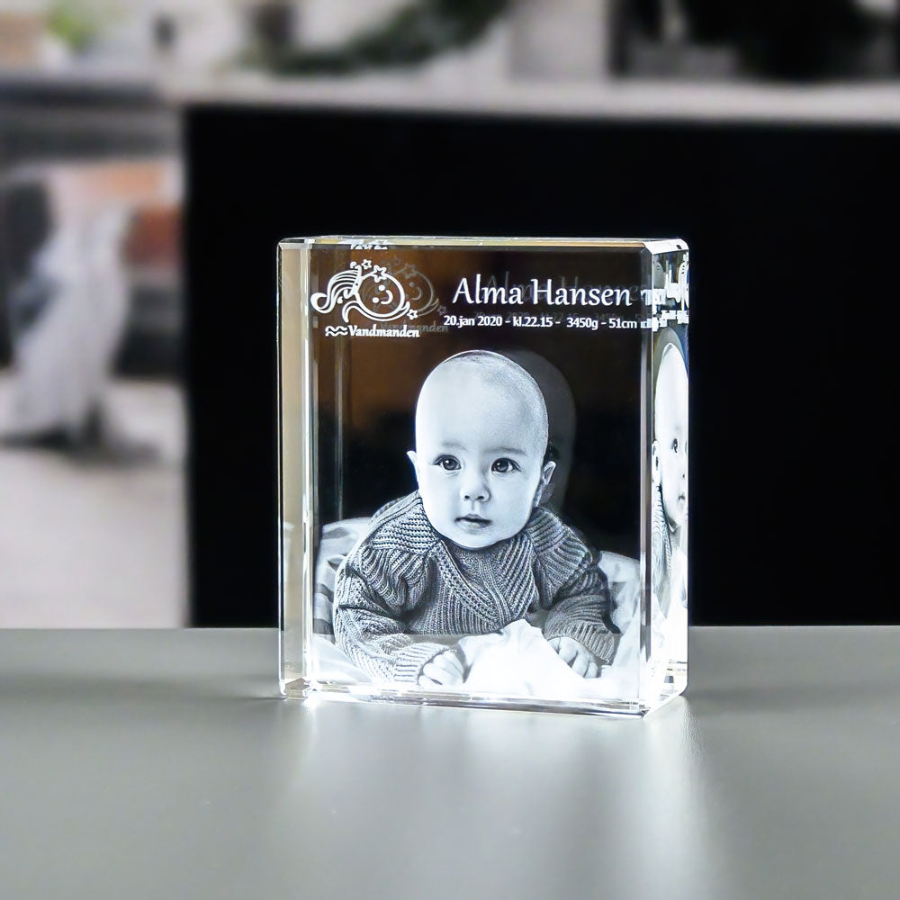 Stående rektangulär glasblock 4x10x12 cm med 3D-lasergraverad bebis, namn och födelsedata