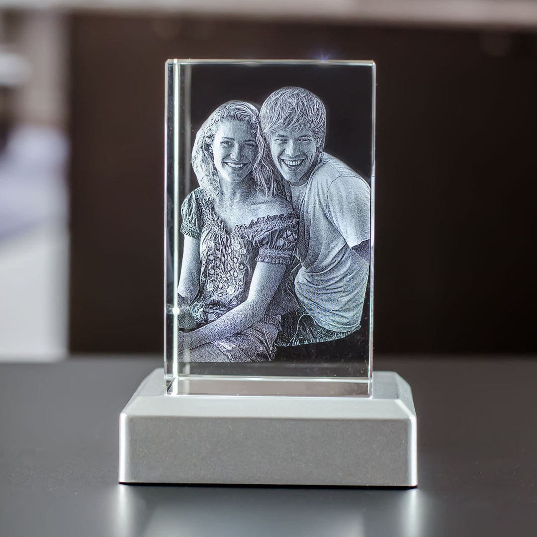 Stående rektangulär glasblock med graverat par på silverfärgad ljusbas i metall