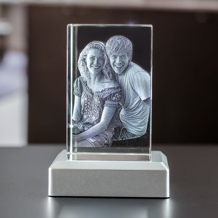 Stående rektangulär glasblock med graverat par på silverfärgad ljusbas i metall