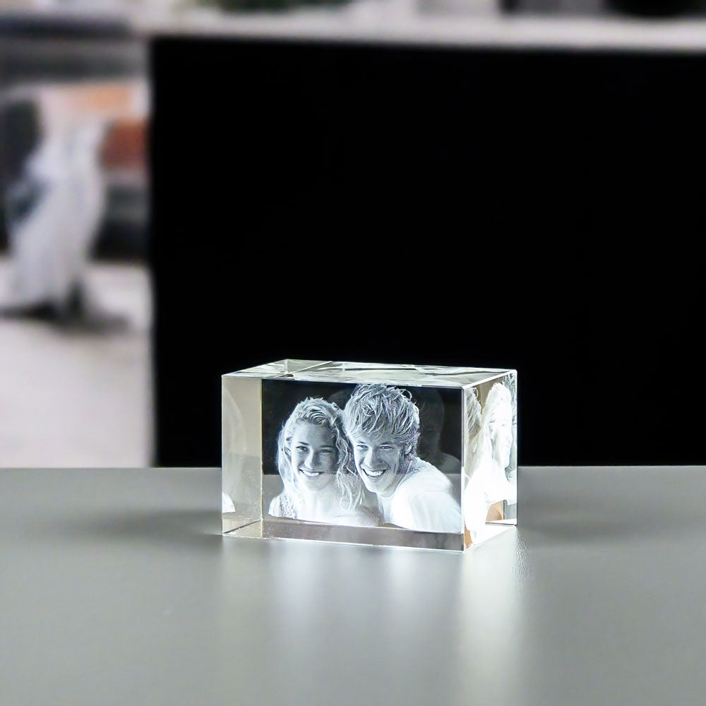 Liggande rektangulär glasblock 5x5x8 cm med 3D-lasergraverat par
