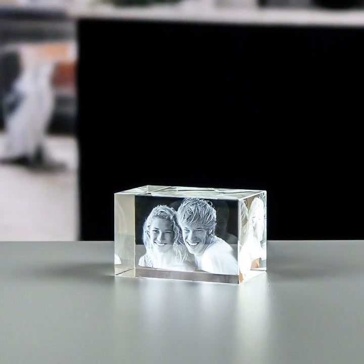 Liggande rektangulär glasblock 5x5x8 cm med 3D-lasergraverat par