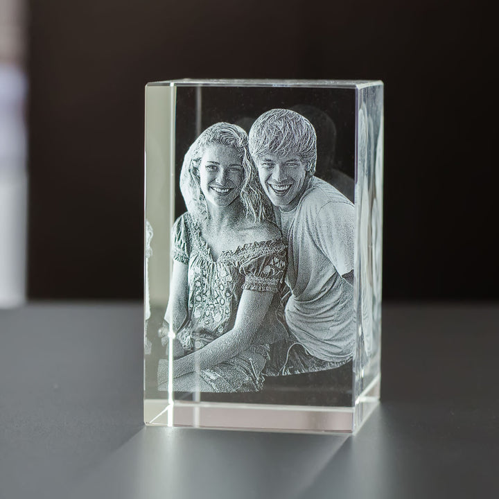 Stående rektangulär glasblock i kristallglas med 3D-lasergraverat leende par