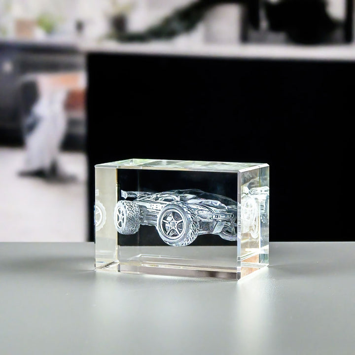 Liggande rektangulär glasblock 65x75x110 mm med 3D-lasergraverad sportbil